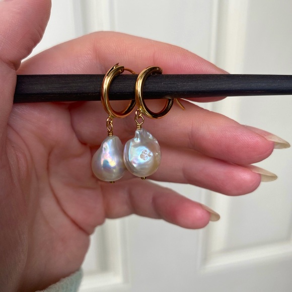 14K gold filled hoop baroque pearl earrings - Picture 5 of 6